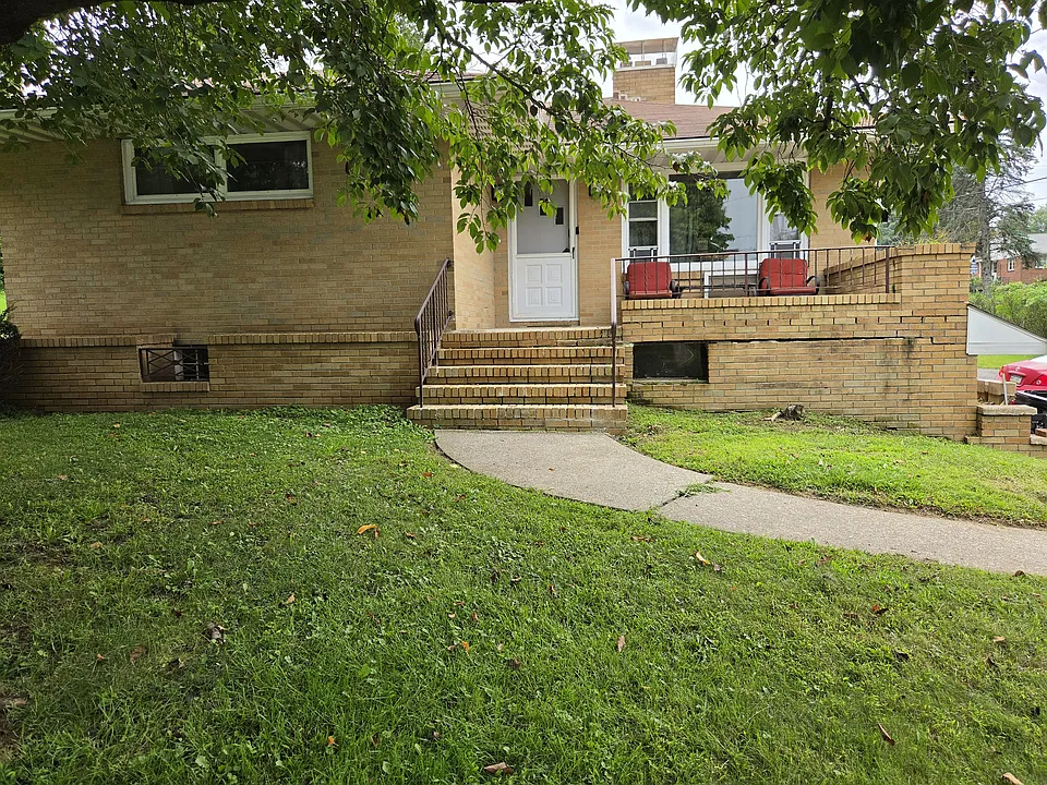 215 E Elizabeth Ave