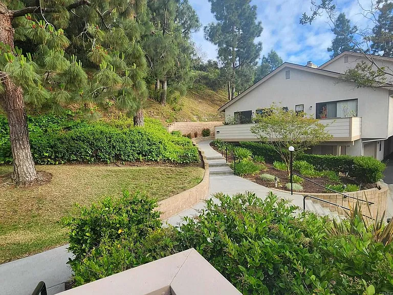 4531 Chateau Dr — Photo 3
