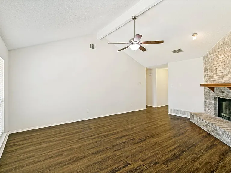 536 Clover Dr — Photo 3