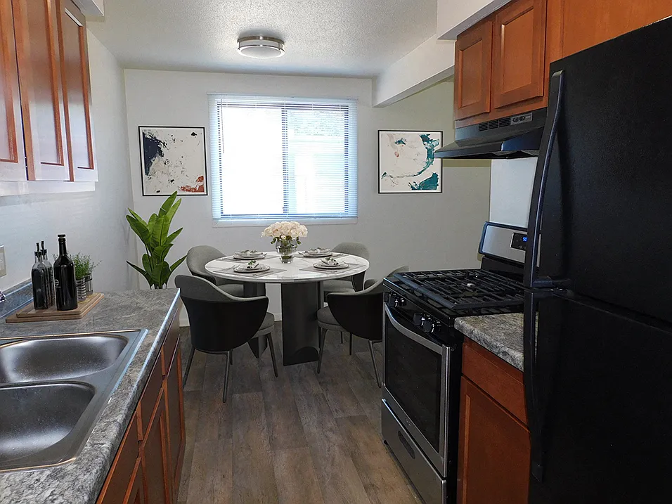 West Broadway Apartments — Photo 4