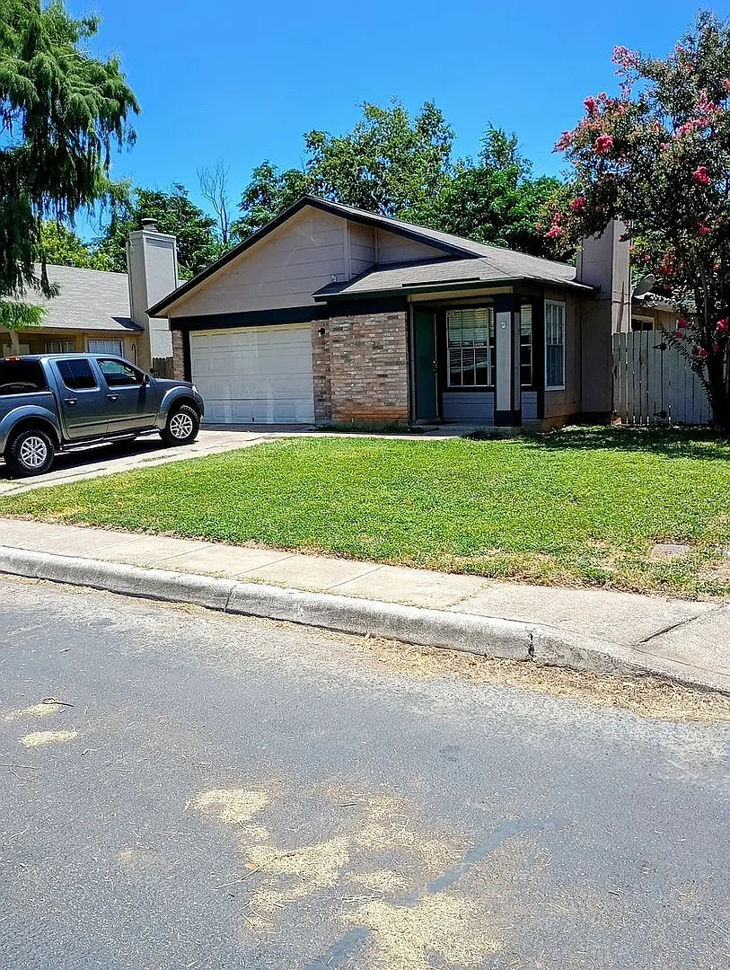 Room in 2 Bedroom Home in San Antonio — Photo 1