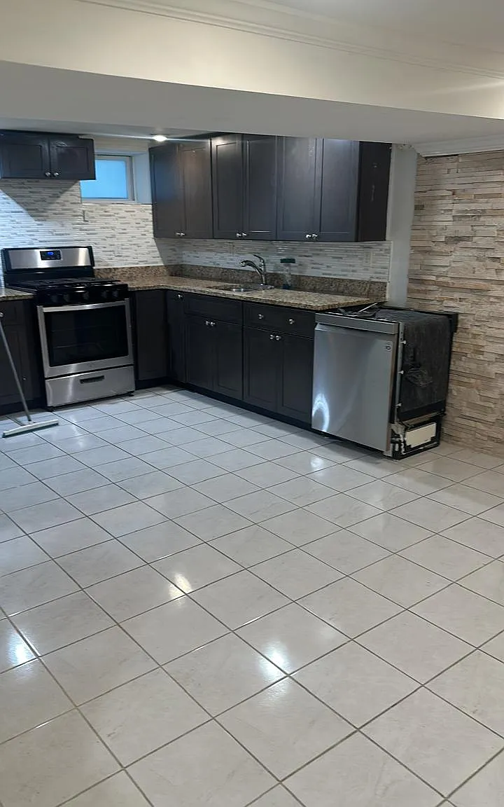 3 bed, 800 sqft, $2,500 — Photo 1