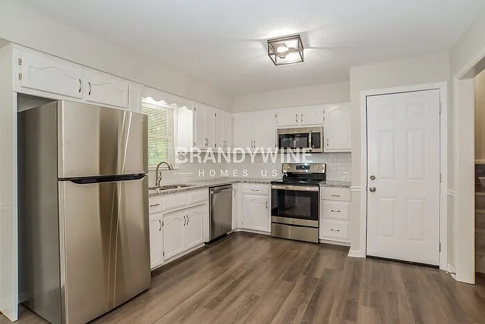 905 NE 108th Ter — Photo 7