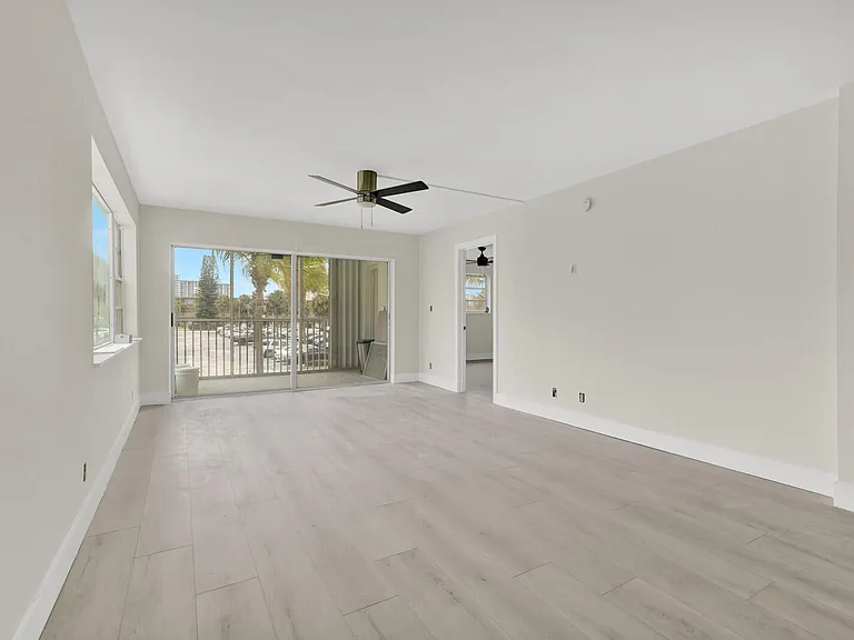 3201 NE 8th St #206 — Photo 4