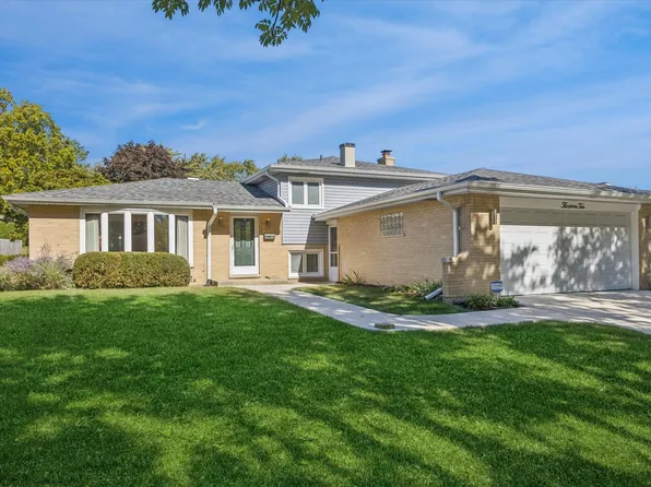 1310 Iroquois Ln, Darien, IL 60561