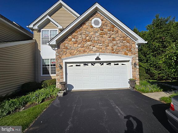 3rd image of 33 Sagewood Dr