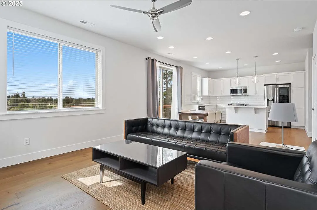 4 bed, 2527 sqft, $3,599 — Photo 3