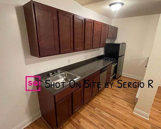 3rd image of 821 W Cornelia Ave #113