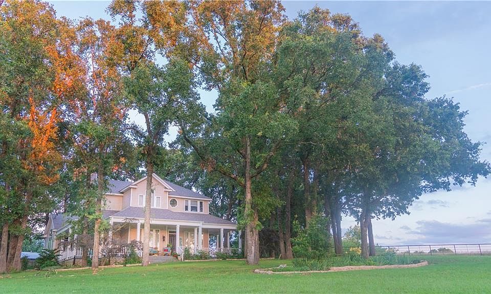 1st image of 1940 N Hillcrest Dr