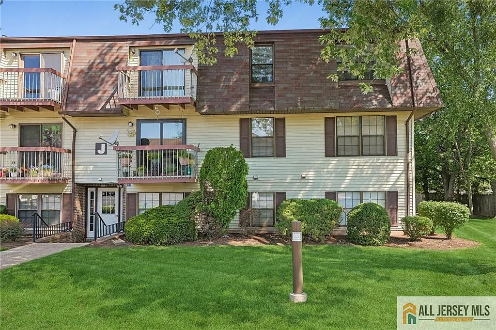 2 bed, 1.0 bath, 927 sqft, $2,200 — Photo 1