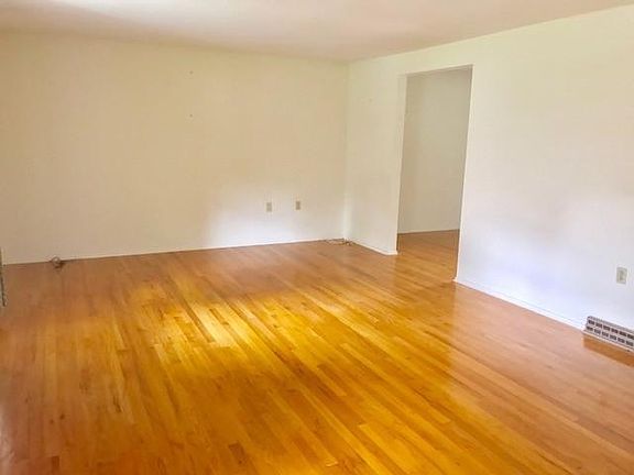 3rd image of 18 Balsam Dr