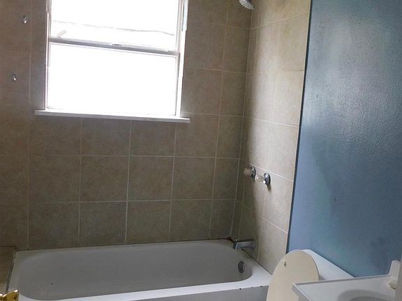 4th image of 2351 Dreux Ave