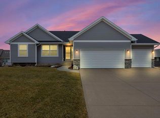 1518 Prairie Rose Dr, Cedar Rapids, IA 52404