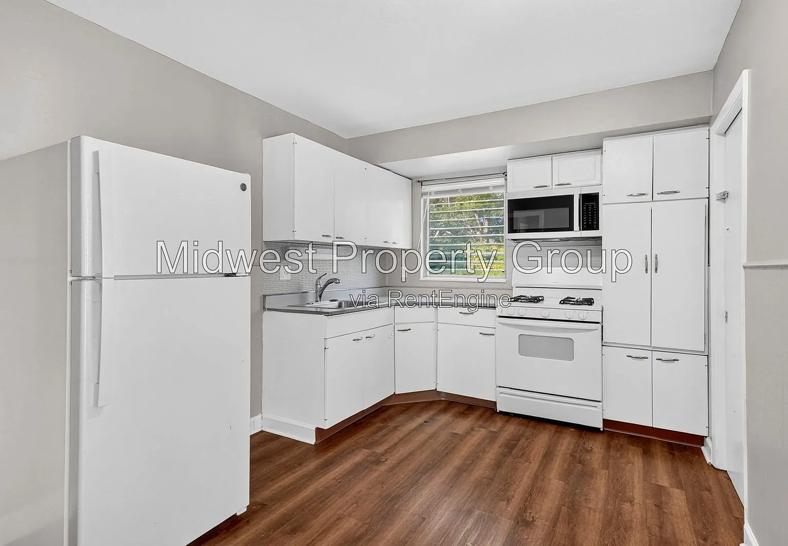 3 bed, 1.0 bath, 932 sqft, $1,195 — Photo 2