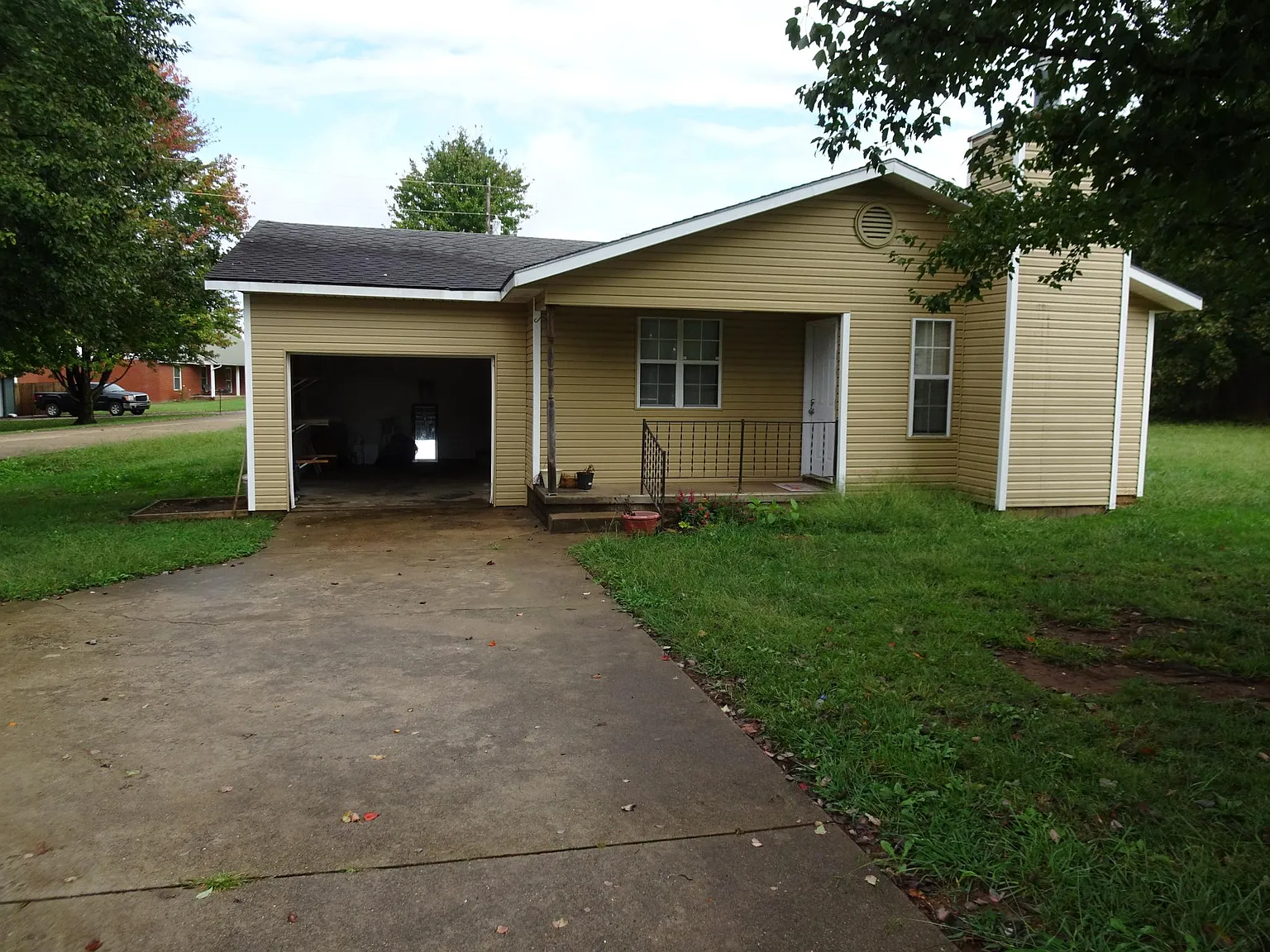 107 Cedar Hts — Photo 2