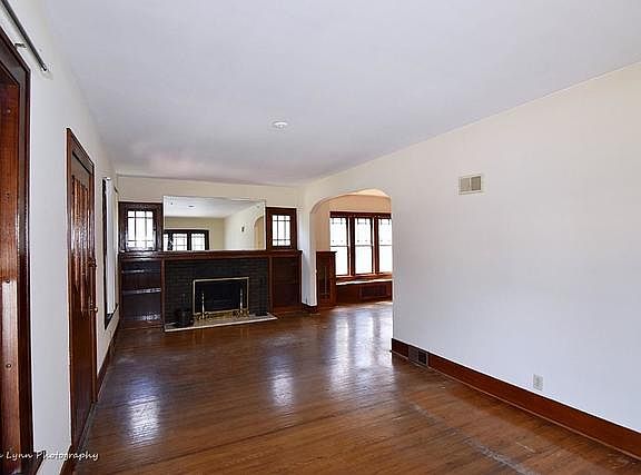 5th image of 24 N Lincolnway St