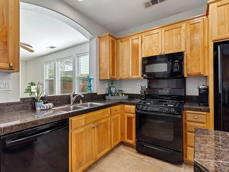 611 Ash Ct — Photo 6