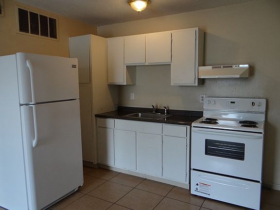 4th image of 2220 Hazel St APT 4