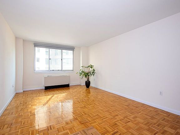 5th image of 308 E 38th St APT 8D