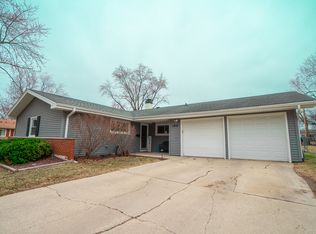 1935 Larchmont Rd, Hoffman Estates, IL 60169