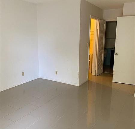 3rd image of 22 Golfs Edge APT C