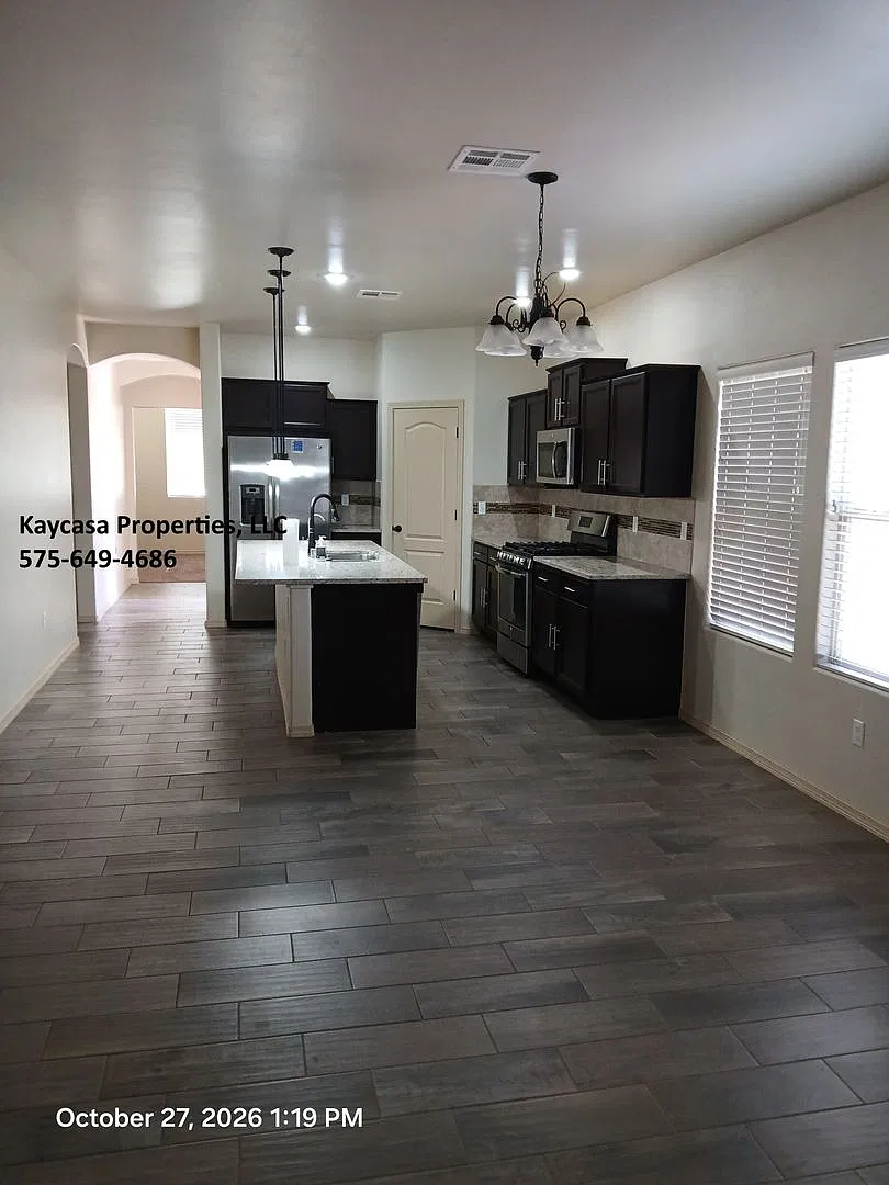 Beautiful Custom Home in Legends West Neighborhood — Photo 3