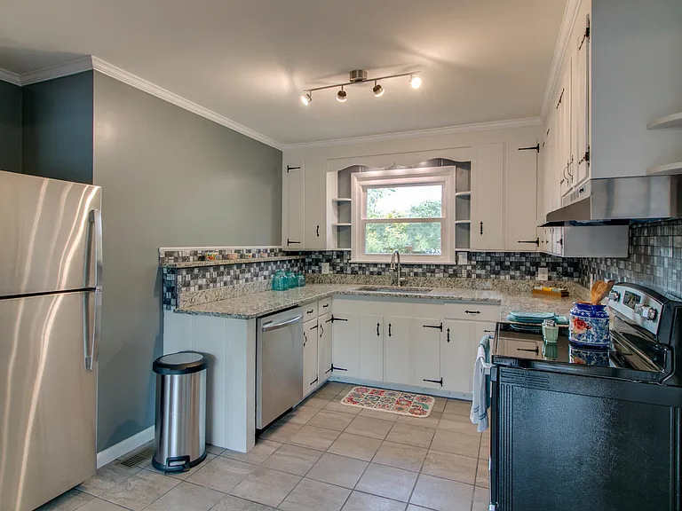 131 E Lake St — Photo 7