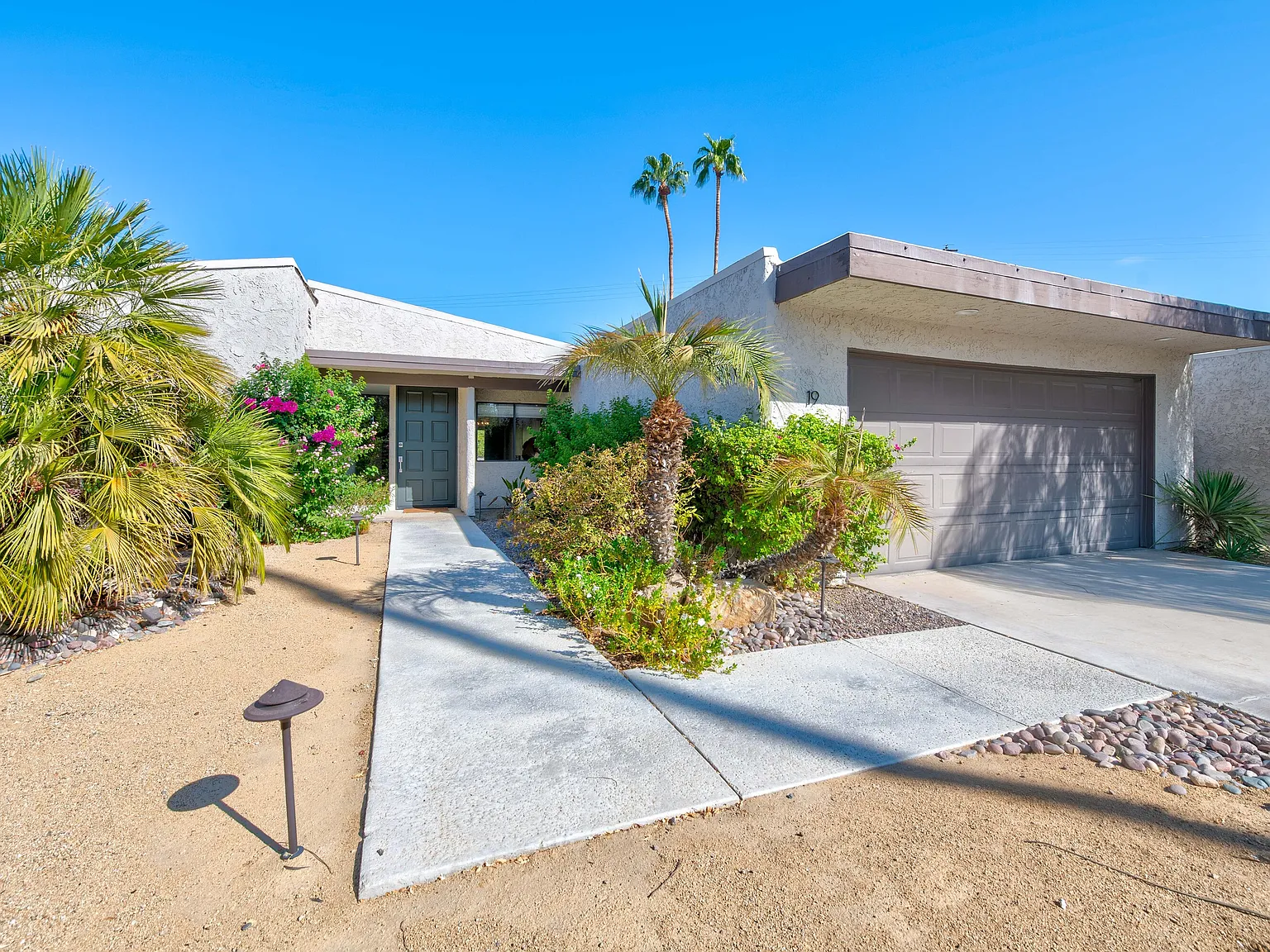 3 bed, 2196 sqft, $4,000 — Photo 2
