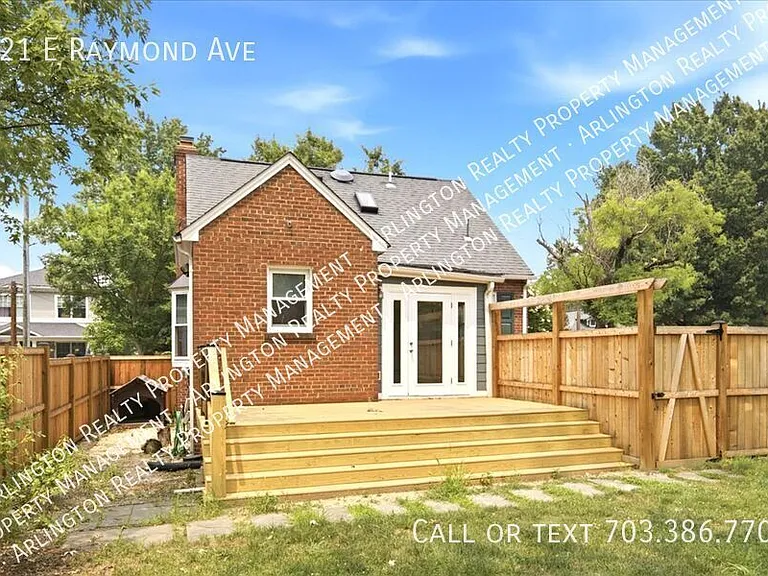 121 E Raymond Ave — Photo 1