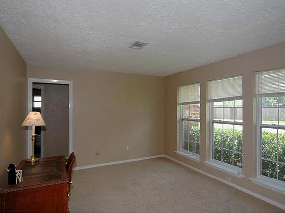 5th image of 1121 W Castlewood Ave