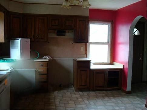 4th image of 377 Thomas St
