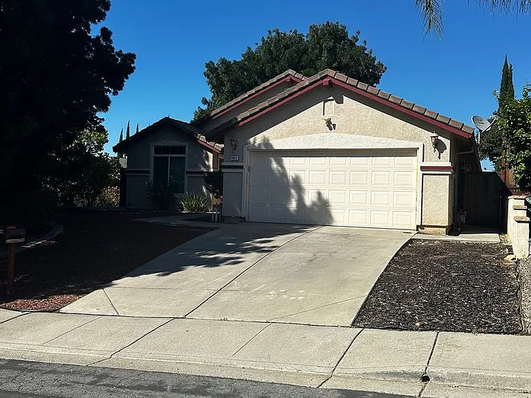 4901 Hillridge Way — Photo 1