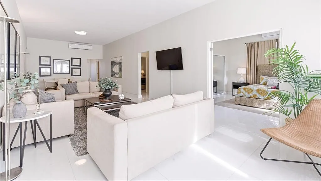 3 bed, 2.0 bath, 1411 sqft, $5,200 — Photo 2