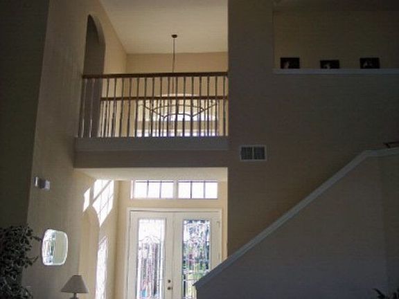 4th image of 23 Ludlow Ln W