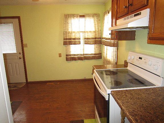 4th image of 1126 Winthrop Ln