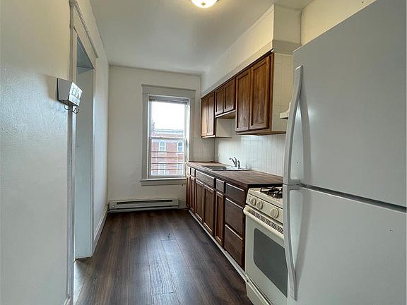 3rd image of 408 W Washington St #3W
