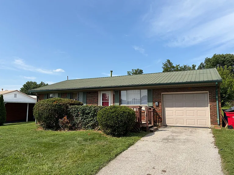 106 Tulip Dr — Photo 2
