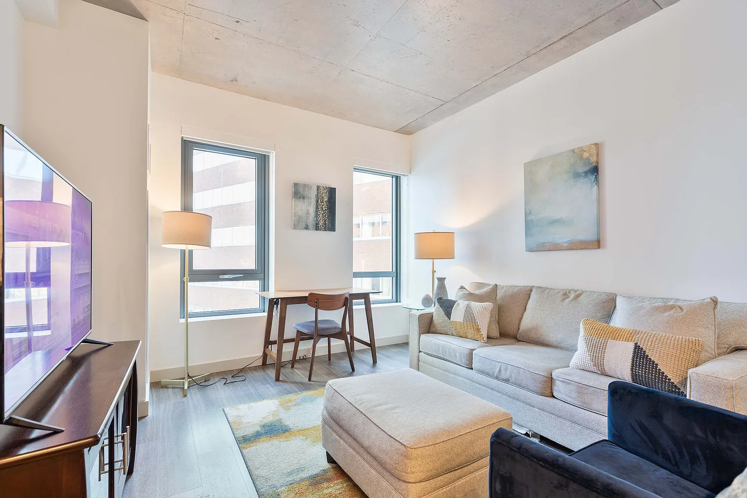 1 bed, 1.0 bath, 613 sqft, $8,677 — Photo 1