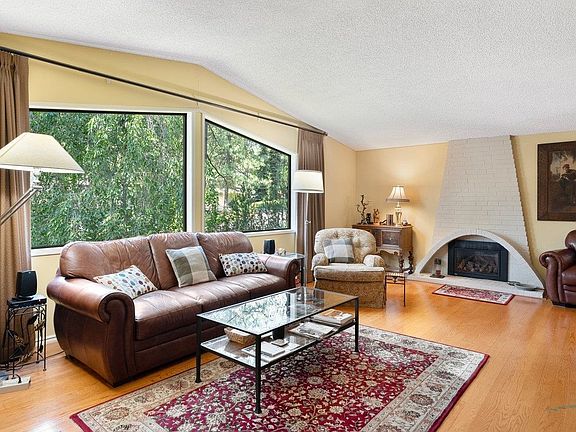 3rd image of 1211 W Bellwood Dr