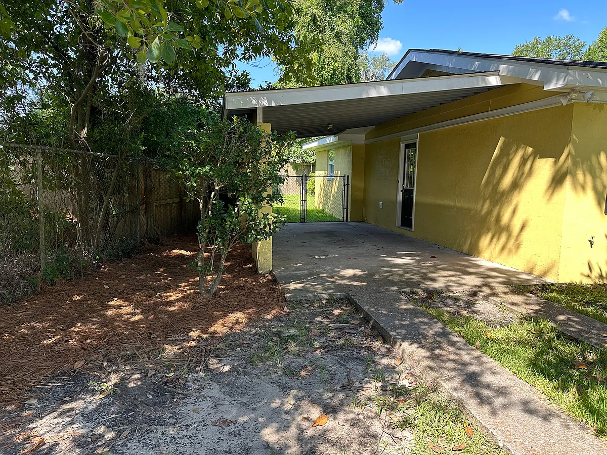 Building Photo - 5 Briarcliff Dr