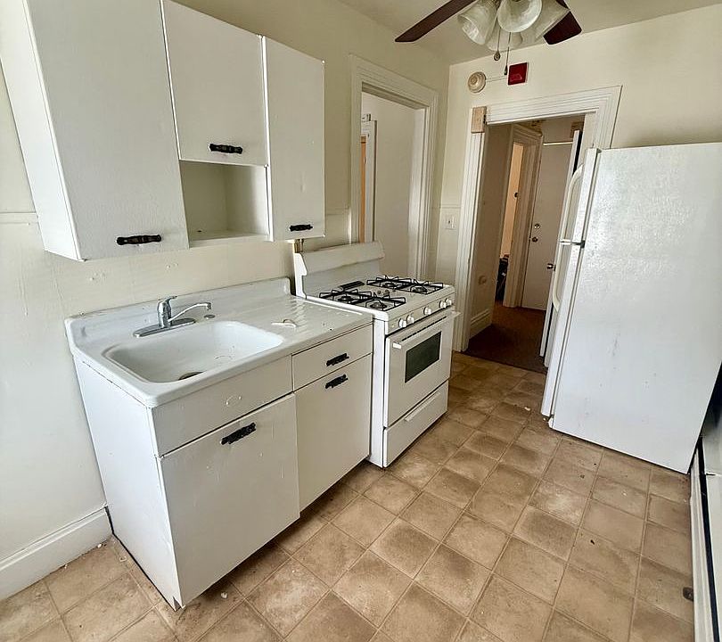 1st image of 922 Washington St APT 3