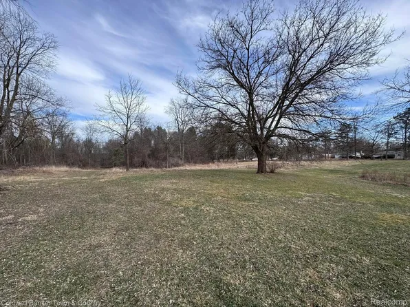 3 Weaver Rd, Milford, MI 48381