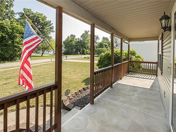 3rd image of 301 Parkway Dr