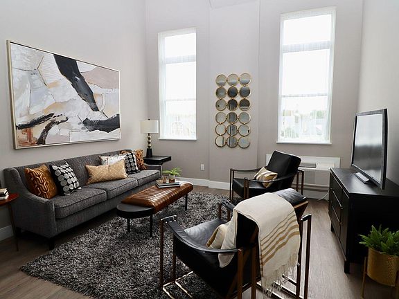 2nd image of 457 W Lincoln St #201