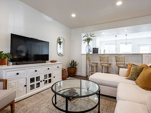 3rd image of 10637 S Topview Rd W