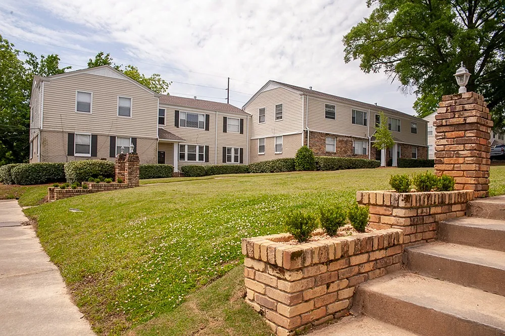 Southern Court Apartments — Photo 1