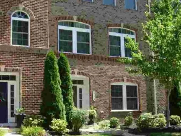 3173 John Glenn St, Herndon, VA 20171