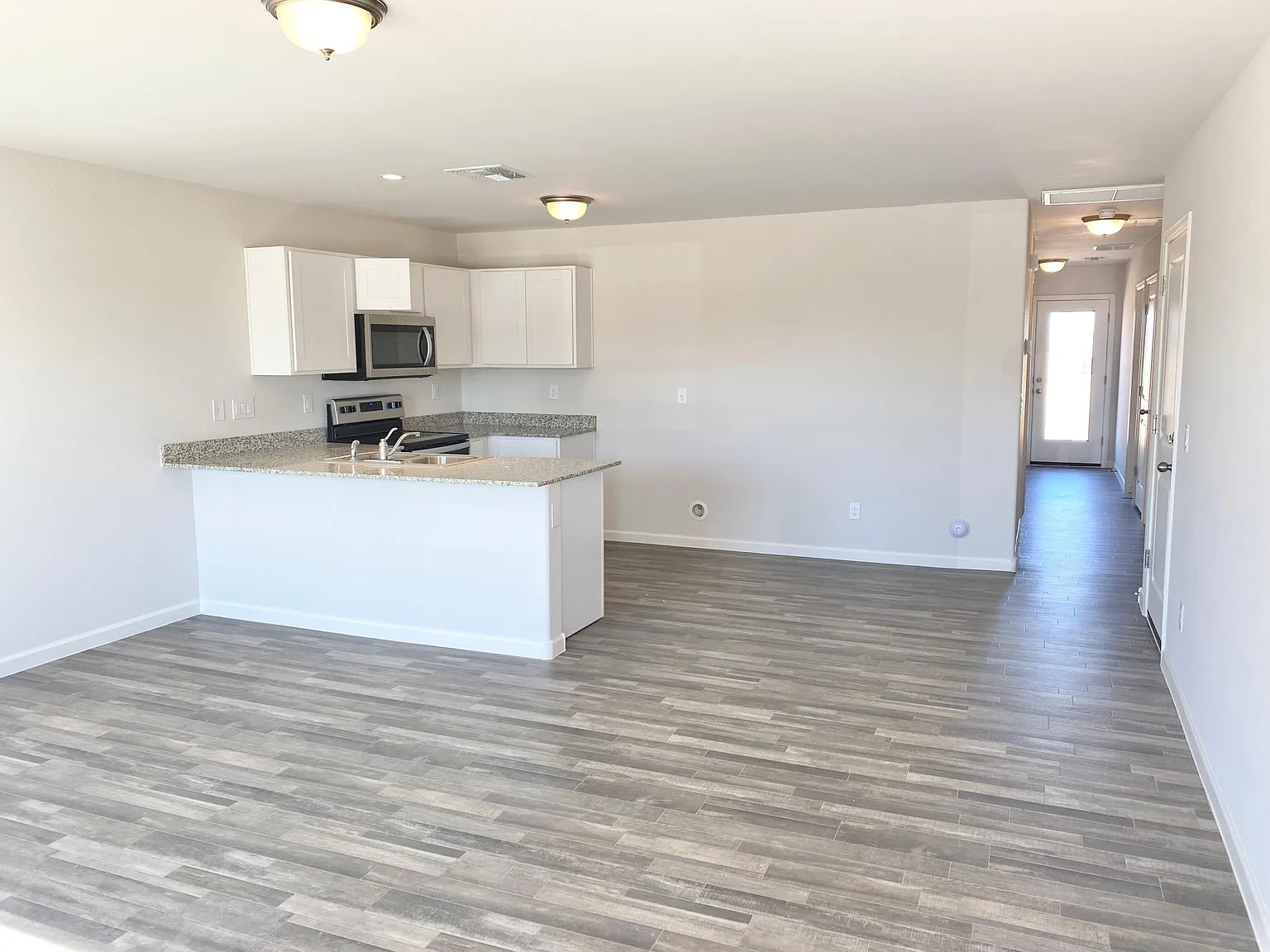 3 bed, 1000 sqft, $1,445 — Photo 2