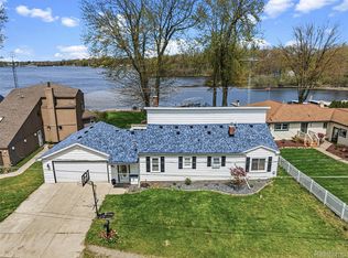 3142 Ponemah Dr, Fenton, MI 48430
