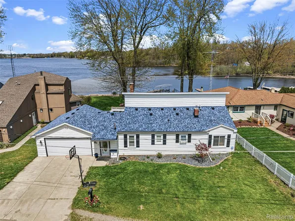 3142 Ponemah Dr, Fenton, MI 48430